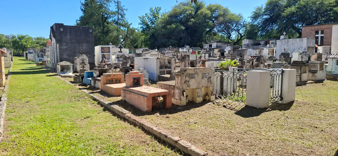 Trabajos de limpieza y mantenimiento en el Cementerio de San Isidro–La Quintana