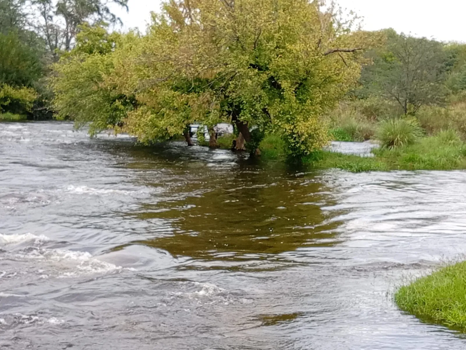 PRECAUCIÓN: Aumenta el caudal del río por el desborde del Dique Los Molinos