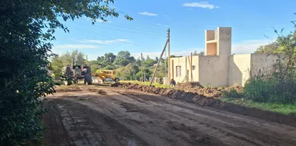 Continúan los trabajos de mantenimiento de calles y chipeado de ramas en Villa San Isidro